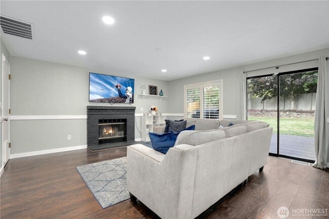 Building Photo - 3 bed 2.5 bath in martha lake neighborhood