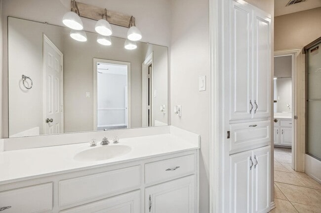 Building Photo - 2900 Creekview Dr