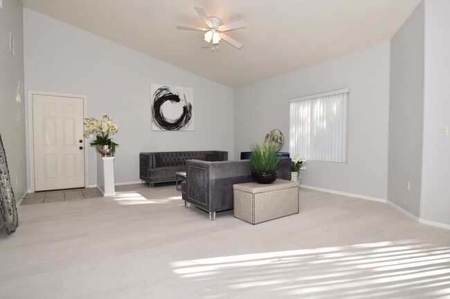 Building Photo - Specious 2-Bed / 2-Bath Condo at Desert Pi...