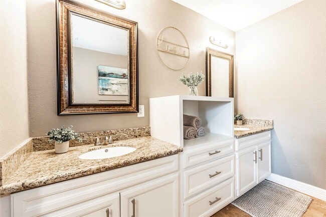 Building Photo - 11 10th Ave N