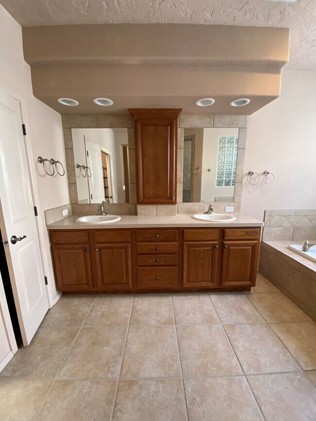 Building Photo - Beautiful home in The Boulders at Sonoma Ranch ***55 Plus Community***