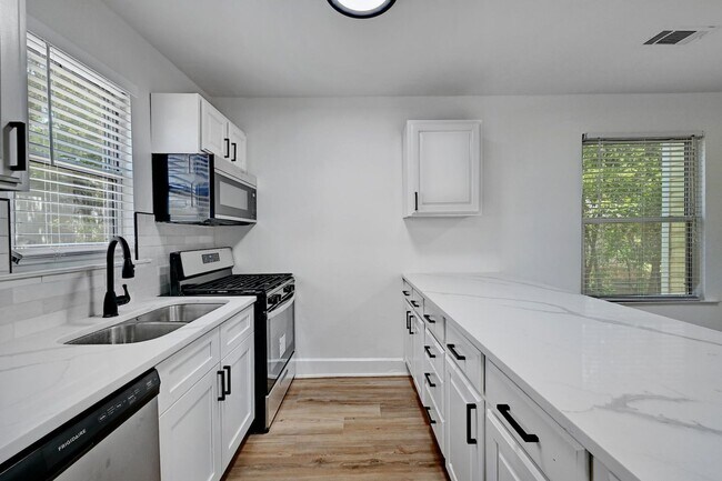 Building Photo - 8 bed 5 Bath house in center of West campus Pre Lease Aug 2026