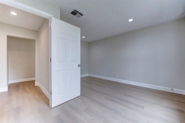 Building Photo - 2127 Maximilian St