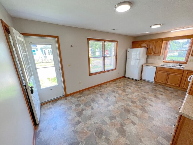 Building Photo - 681 Maple Ave