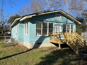 Building Photo - 2147 St James Dr