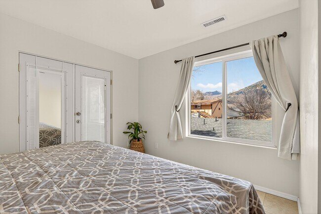 Building Photo - 4 Bedroom Flagstaff Rental