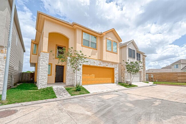 Primary Photo - 12608 Ashford Shadow