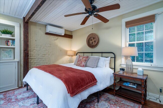 Building Photo - Downtown Cottage- Fully Furnished