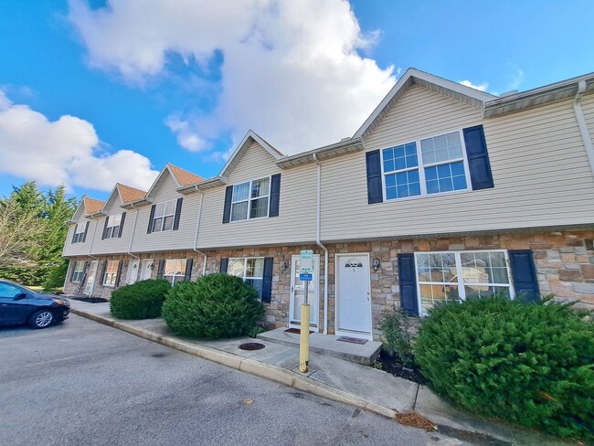 Primary Photo - 2 Bed / 1-1/2 Bath Townhome