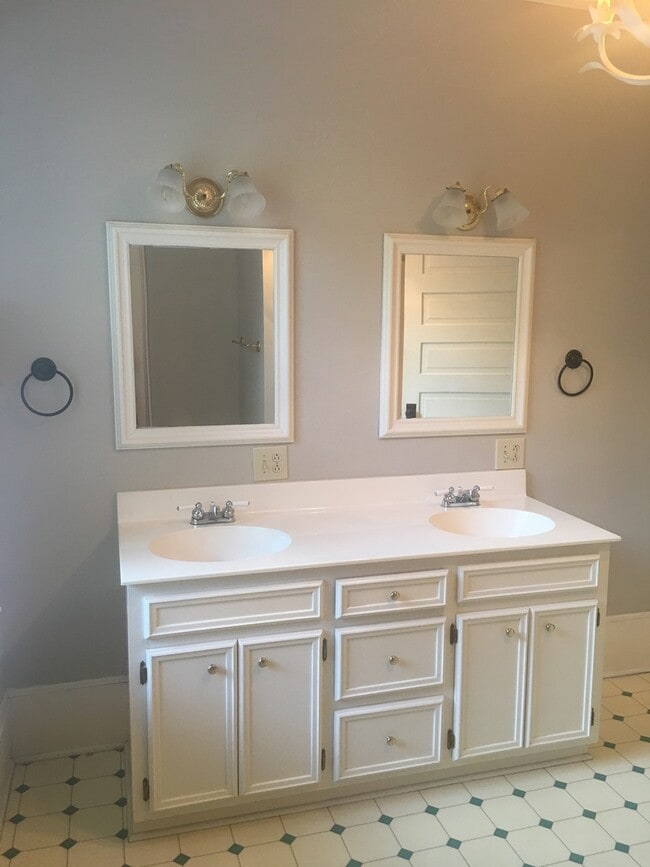 Building Photo - Charming and spacious 3 bedroom cottage in downtown Conway!