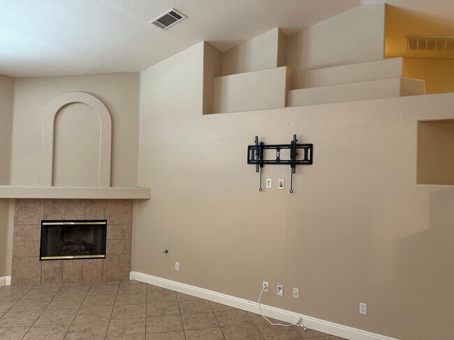Building Photo - Henderson!!  Solar Panels!! Tankless Hot w...