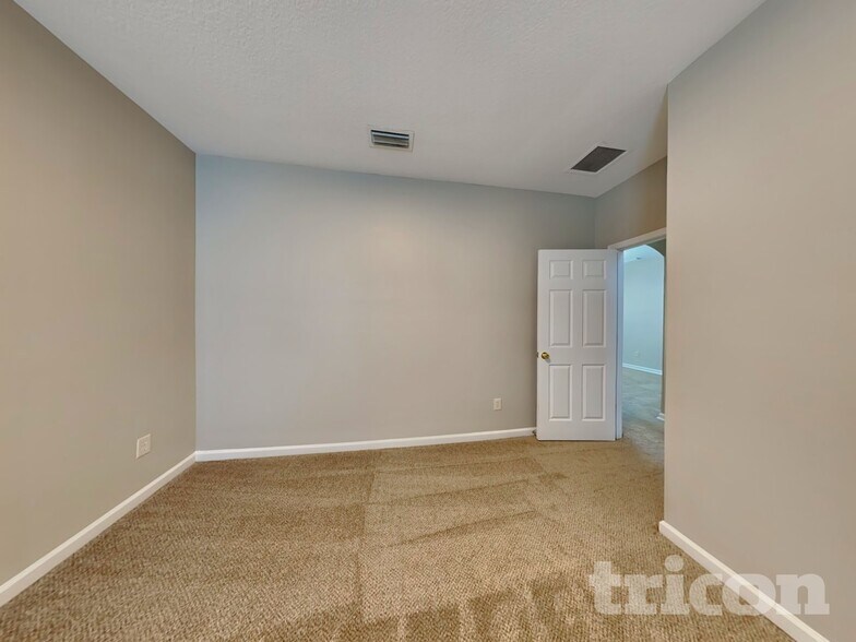 Building Photo - 272 Silver Glen Ave