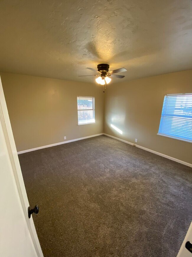 Building Photo - Updated 2 Bedroom Roseville Unit!