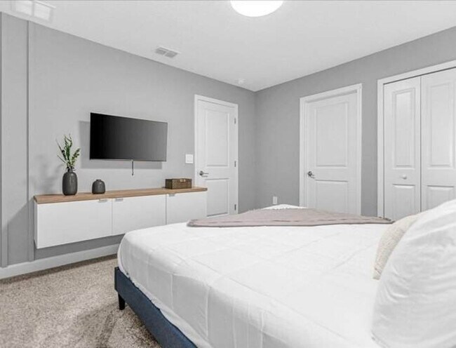 Building Photo - 9052 Sommerset Hills Dr