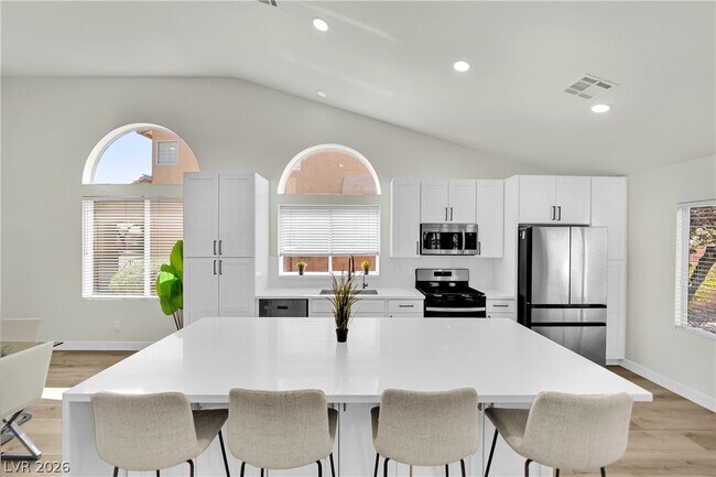Building Photo - 2560 Sundew Ave