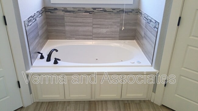 Building Photo - 1610 Sweetbriar Way