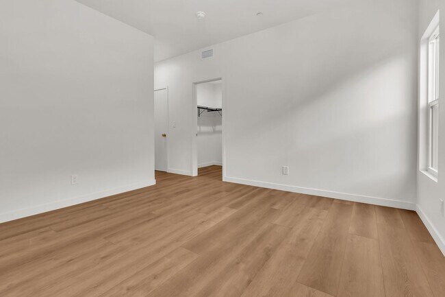 Building Photo - 414 S Ave 56