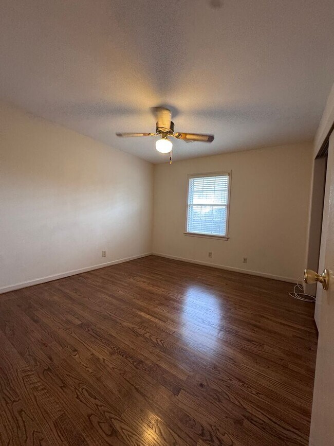 Building Photo - 572 Farmington Rd