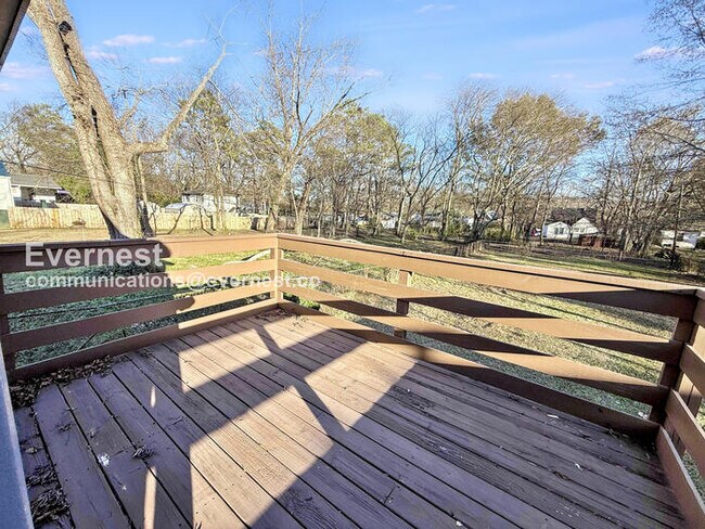 Building Photo - Limited Time Special Offer - Split your security deposit payment. 3 Bed/1 Bath Home with Fenced Y...