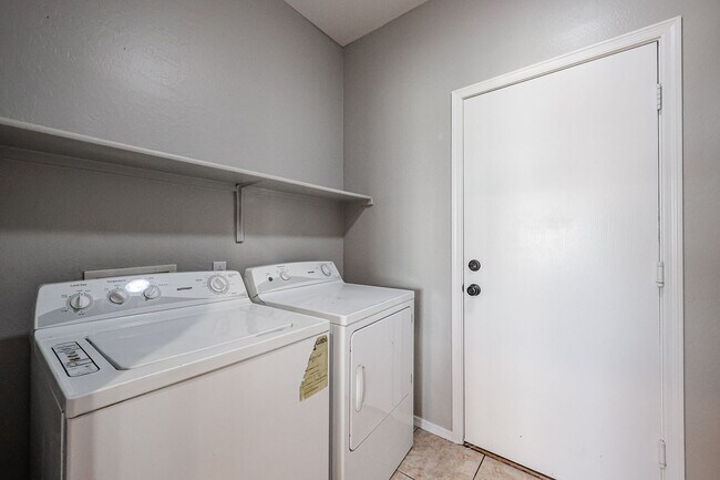 Building Photo - COMING SOON!! Beautiful 4Bed/2.5 bath In San Tan Valley