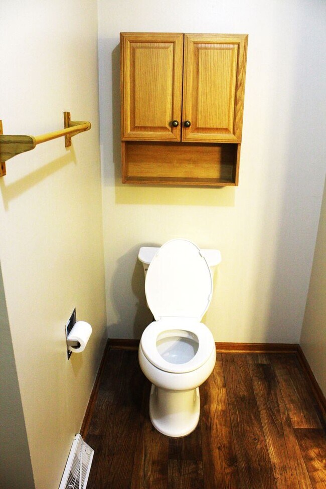 Building Photo - 376-376 Thomas Dr