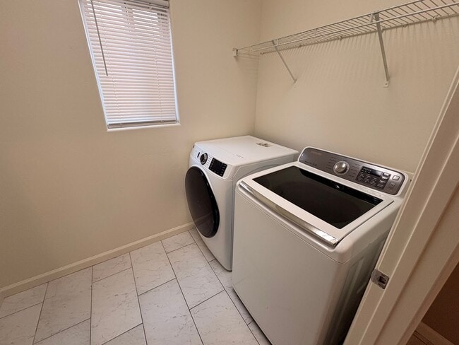 Building Photo - Lovely 5 Bedroom Home