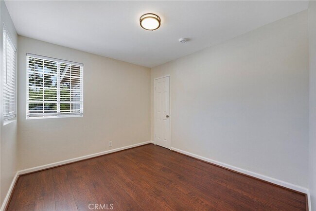 Building Photo - 618 S Pine Dr