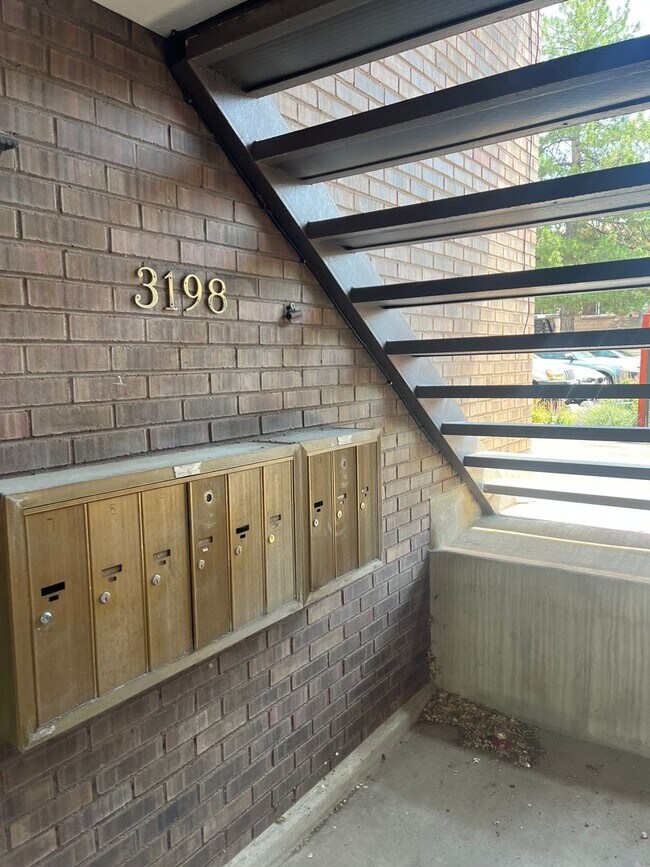 Building Photo - 2 Bedroom Condo at Greentree Condominiums!
