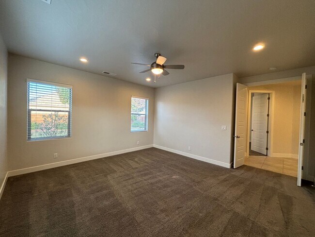 Building Photo - SPACIOUS SINGLE LEVEL HOME IN WASHINGTON F...