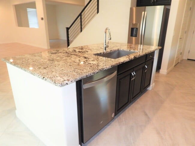 Building Photo - 4 Bedroom 2.5 Bathroom