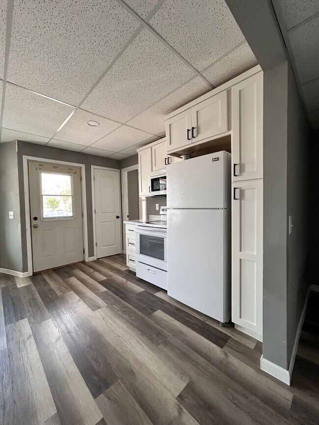 Building Photo - 110 E 4th Ave