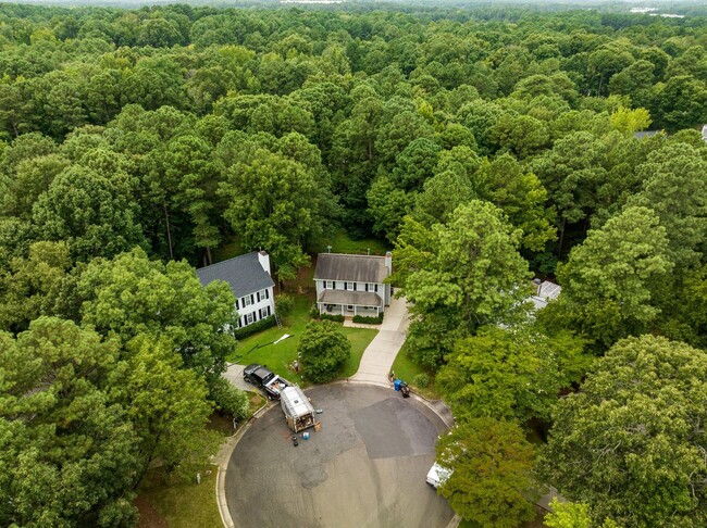 Building Photo - Gorgeous 3 Bedroom Traditional Home Locate...