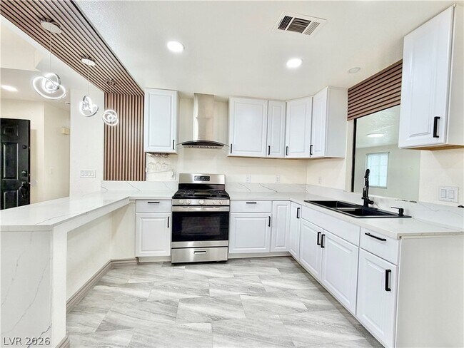 Building Photo - 6251 Desert Sun Dr