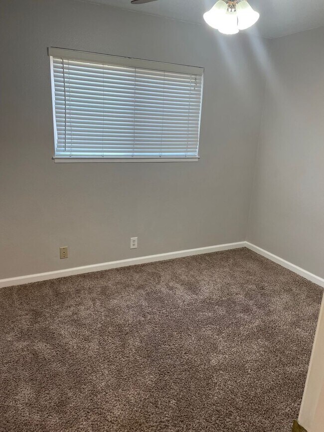 Building Photo - ROSEVILLE HOME FOR  RENT – Spacious 3 Bedroom Home on Large Corner Lot