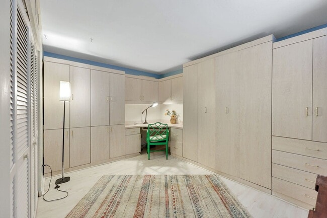 Building Photo - Partially Furnished 3BR/2BA Condo in Pineb...