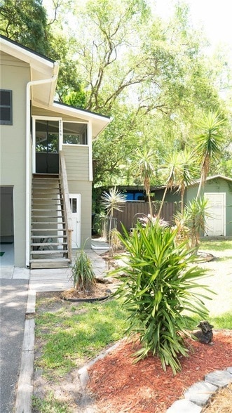 Building Photo - 2116 Henderson Dr