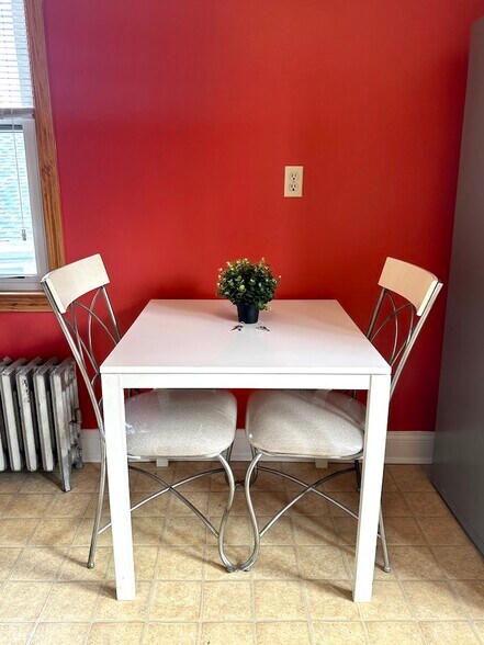 Building Photo - 354 Humphrey St