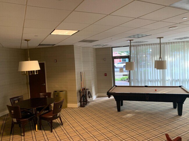 Building Photo - 901 N Monroe St