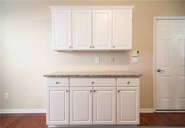 Building Photo - 558 Lullingstone Dr SE