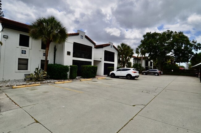 Building Photo - 2 bed 2 bath in Rosemary's District