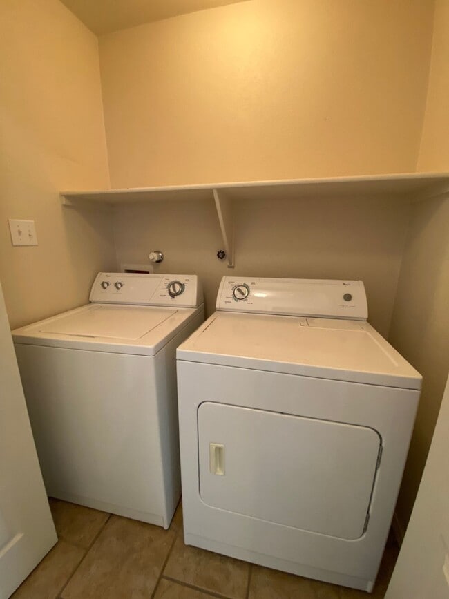 Building Photo - Northern Meadows - 3BR 2 Story - LOFT