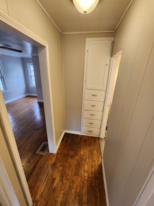 Building Photo - Spacious 3-Bedroom, 1-Bathroom Home AVAILABLE NOW!!