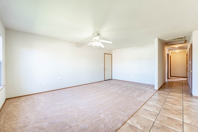 Building Photo - 401 E Southern Trace Dr