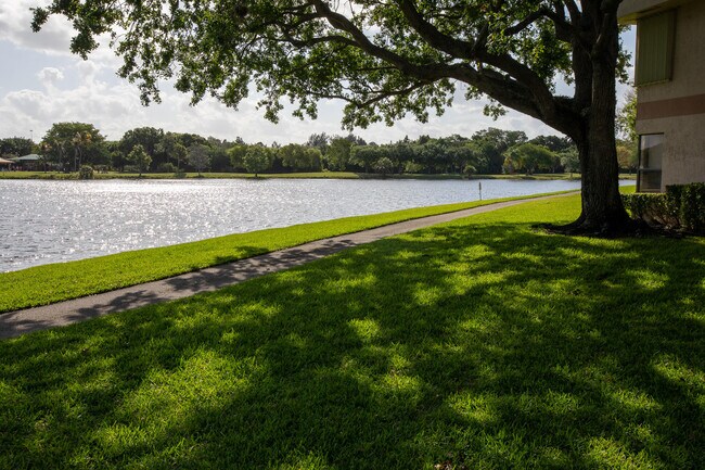 Building Photo - 2738 Carambola Cir S