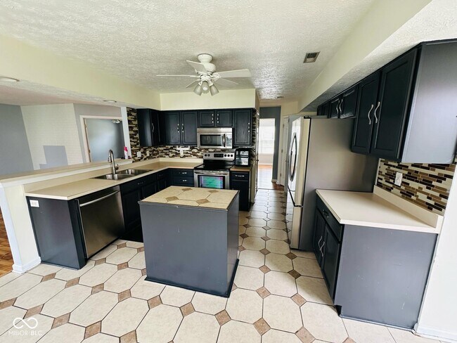 Building Photo - 6932 Thousand Oaks Ln