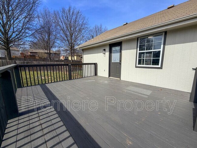 Building Photo - 3213 SE 6th Ct