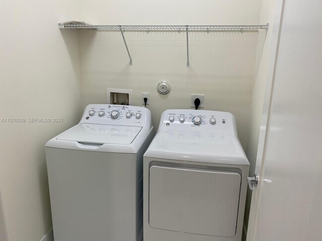 Building Photo - 10445 NW 66th St