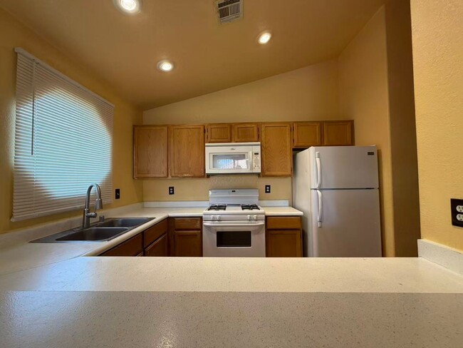 Building Photo - Charming two-story condo with 2 bedrooms