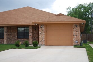 Building Photo - 910 Crymes Ln