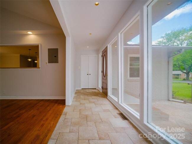 Building Photo - 1123 Lynbrook Dr
